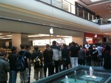 Großer Andrang bei Apple-Store-Eröffnung in Hamburg